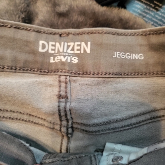 Levi's Denizen Gray Jeggings with Tapered Fit, Size 2/3, NWT - Picture 3 of 5